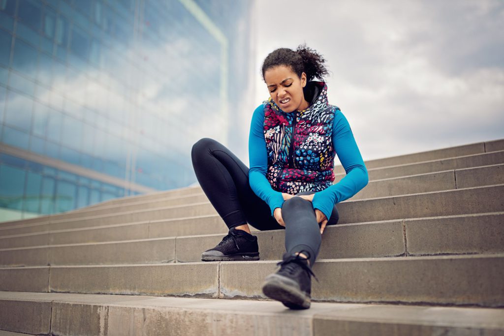 خانمی که به دلیل پارگی رباط صلیبی دچار درد زانو شده است